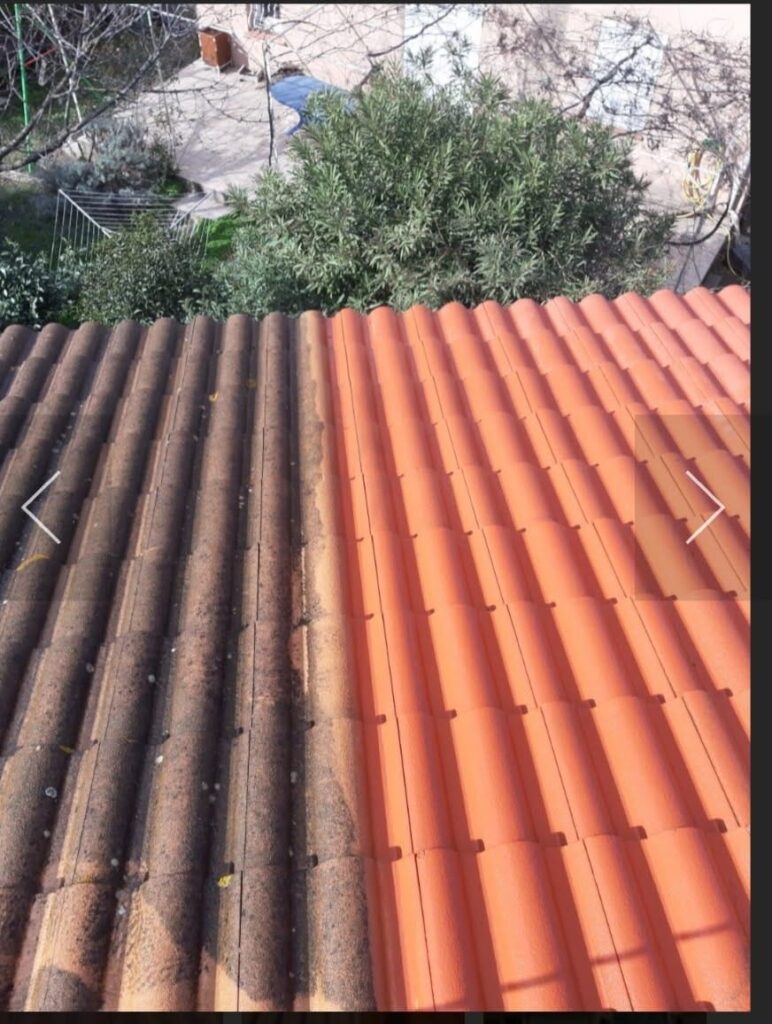 Toiture en tuiles ondulées montrant un nettoyage. Le côté gauche est sombre et sale, le côté droit est propre, d'un orange terracotta éclatant.